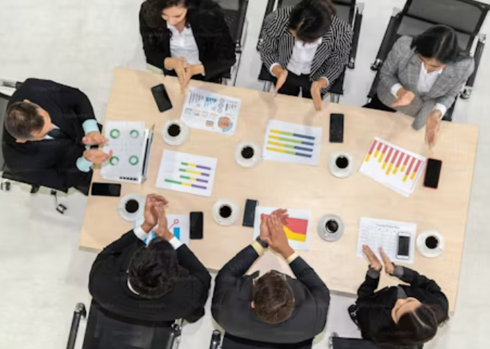 Consultora ergonômica analisando posto de trabalho